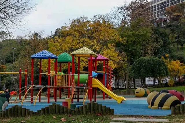 Plastik malzemeden yapılmış bir oyun parkı.
