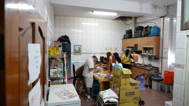 工會成員在解僱期間暫住在移工庇護所。