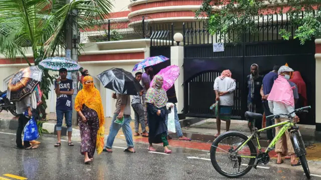 বৃষ্টি উপেক্ষা করে কোরবানির মাংস কুঁড়াতে এসেছেন অনেকেই