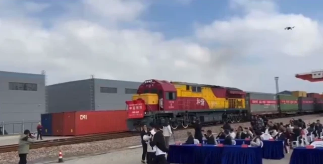 پر خواله رسنۍ اېکس یوه خپره شوې ویډیو کې ښکاري چې د ریل ګاډي روانېدو پر مهال یو لړ مراسم هم ترسره شوي 