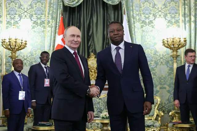 Le président russe Vladimir Poutine et le président du Conseil des ministres du Togo, Faure Gnassingbé, se serrent la main lors de leur rencontre au Kremlin à Moscou.
