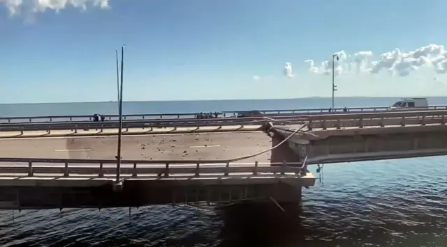 Ảnh chụp từ cảnh quay của Crimea24TV vào ngày 17/7/2023 cho thấy cây cầu Kerch nối Crimea với Nga đã bị hư hại nặng nề sau một cuộc tấn công