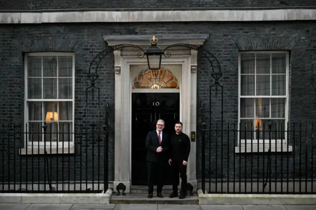 ডাউনিং স্ট্রীটের সামনে দুই নেতা। 