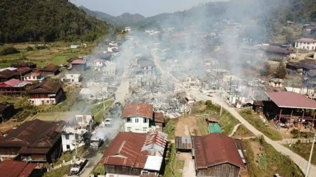 မီးလောင်ကျွမ်းခဲ့တဲ့ စံဖူးကျေးရွာမြင်ကွင်း 