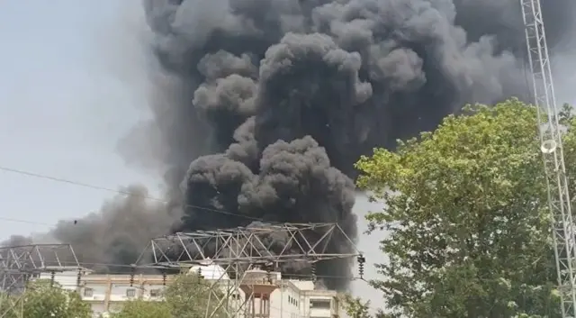 বিমানটি ভেঙ্গে পড়ার সঙ্গে সঙ্গেই ধোঁয়ার কুন্ডলী দেখা গিয়েছিলো