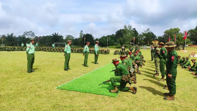 စစ်မှုထမ်းအတွက် စစ်သင်တန်းပေးနေတဲ့မြင်ကွင်း