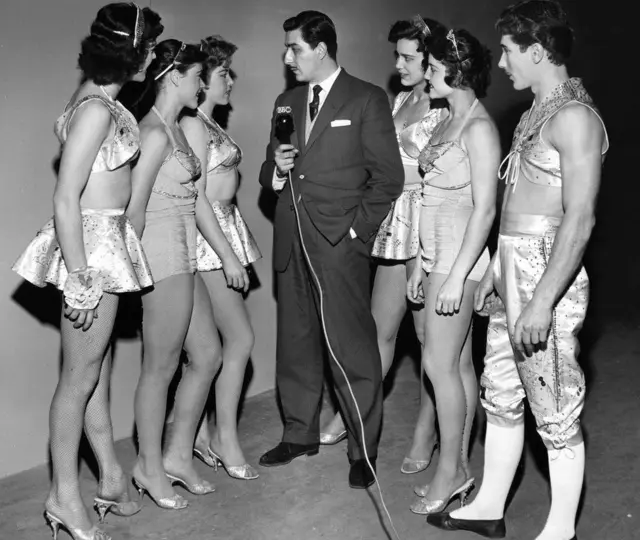 Orhan Boran, Londra Olimpia'daki Bertram Mills Sirki'ne katılmak için gelen, ip gösterileriyle ünlü Rudolf Steys grubuyla söyleşi yapıyor. (18/12/1958)