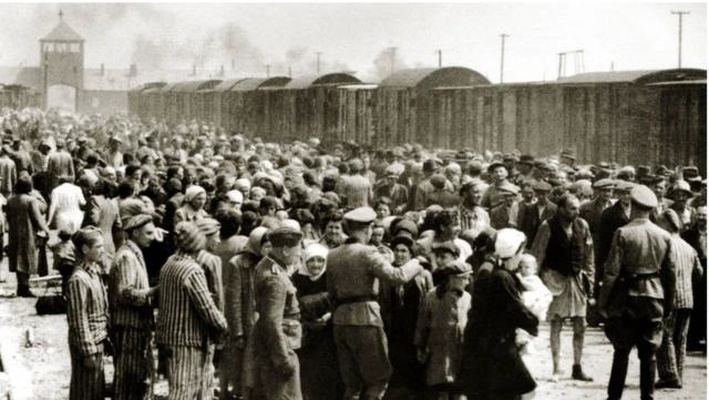 Çox qısa müddətdə Macarıstandan olan xeyli yəhudi öldürüldü, qurbanların cəsədləri düşərgənin yaxınlığındakı çuxurlara atılaraq yandırıldı