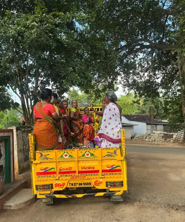 சரக்கு வாகனத்தில் சாதி இந்துகள் தோட்டங்களில் வேலை செய்ய செல்லும் பெண்கள்