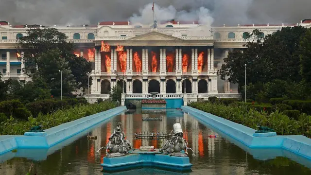 Ọkụ gbara na n'obi ọchịchị gọọmentị mba Nepal dị na Singha Durbar, Kathmandu n'abalị itoolu nke ọnwa Septemba, 2025.