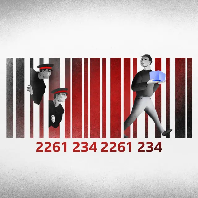 Иллюстрация: штрих-код с номерами статей, по которым судят россиян за покупк и продажу жиросжигателей. Между линиями штрих-кода идет человек с посылкой. За ним следят полицейские.