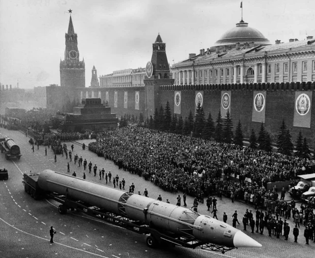 ในช่วงทศวรรษ 1960 รัสเซียนำขีปนาวุธพิสัยไกลข้ามทวีป (ICBM) มาแสดงในพิธีสวนสนามใจกลางกรุงมอสโก