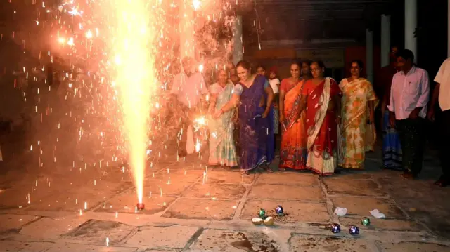 తణుకు సమీపంలోని వడ్లూరులో బాణసంచా కాలుస్తూ గ్రామస్తుల సంబరాలు