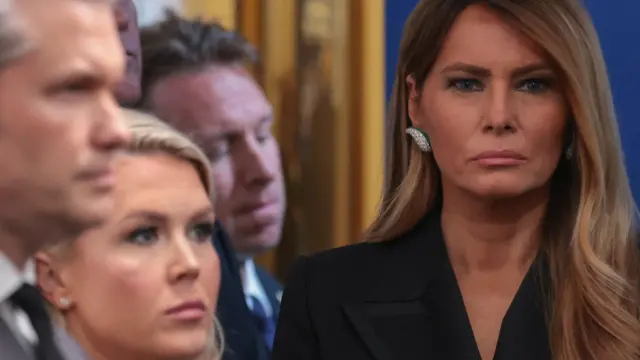 घटना के दौरान फ़र्स्ट लेडी मेलानिया ट्रंप (सबसे दाएं) भी मौजूद थीं