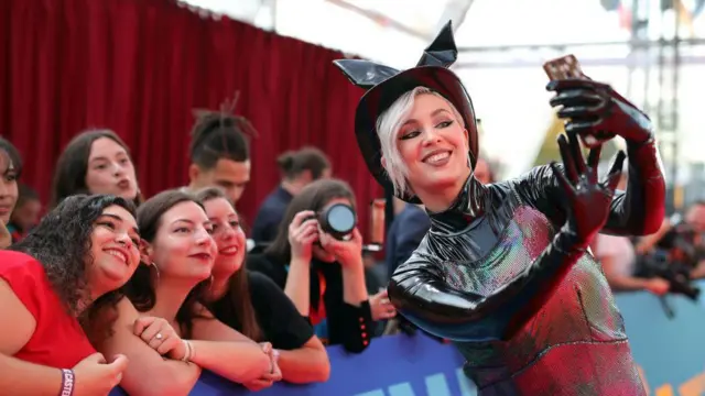 На фото Maruv з прихильниками в Іспанії того ж року. В 2022 році співачка переїхала в Росію