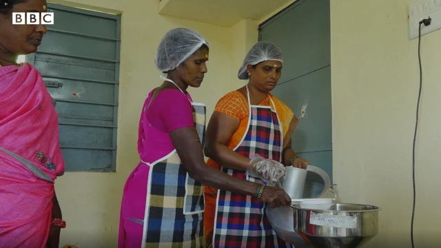 குன்னத்தூர் கிராமத்தைச் சேர்ந்த பெண்கள்