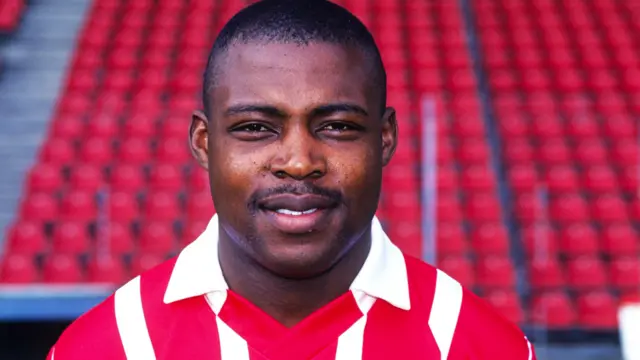 Kalusha Bwalya pose pour un portrait d'avant-saison alors qu'il joue pour le PSV Eindhoven