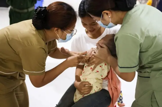 လောက်ကိုင်မှာ ကာကွယ်ဆေးထိုးပေးနေတဲ့ ကျန်းမာရေး ဝန်ထမ်းနဲ့ ကလေး