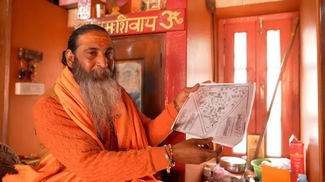 संभल का मानचित्र दिखाते महंत