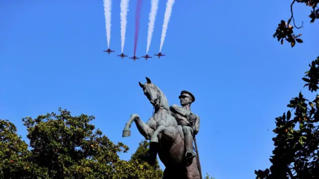 Atatürk heykelinin üzerinden geçen Türk yıldızları adlı jetler
