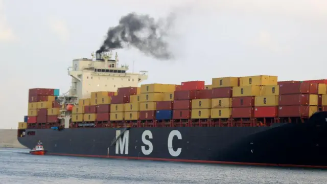 स्वेज़ कनाल से गुज़रता एक जहाज़