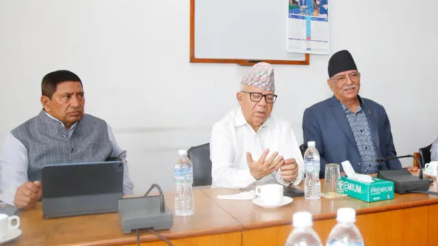 (दायाँबाट क्रमशः) प्रचण्ड, माधव नेपाल र नारायणकाजी श्रेष्ठ