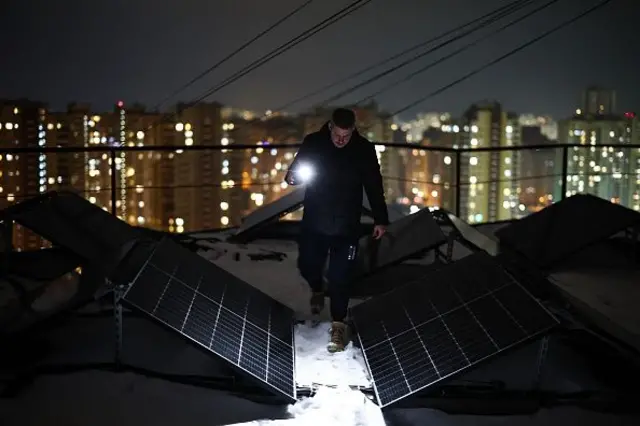 Сонячні панелі на даху багатоповерхівки в снігу