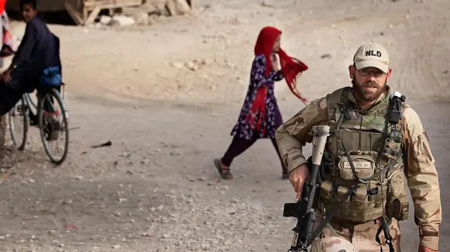 2﻿011 yılından bir Hollanda askerlerinin devriyesini gösteren fotoğraf 