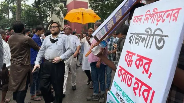 জামায়াতে ইসলামীর সমাবেশে তাদের নিবন্ধন ফিরিয়ে দেয়ার দাবি করা হয়।