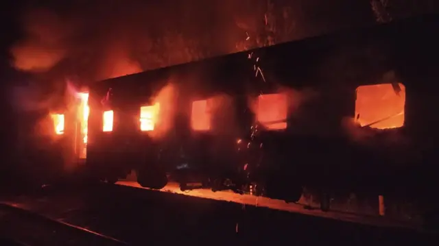 ট্রেনে আগুন জ্বলছে