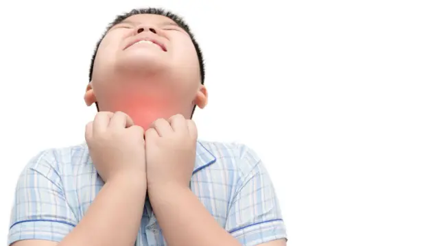 Anak laki-laki mengalami sakit di lehernya.