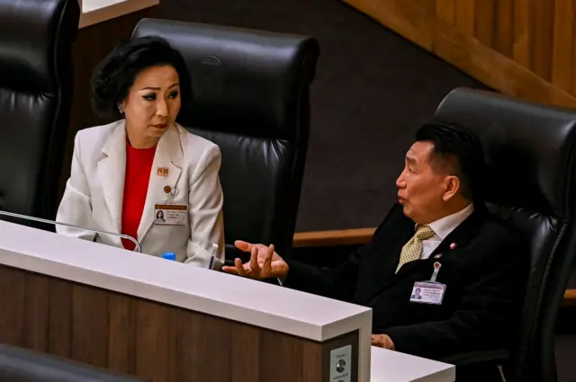 ศรีญาดา ปาลิมาพันธ์ ผู้ลุกขึ้นประท้วง 16 ครั้งในช่วงที่นายรังสิมันต์อภิปราย พูดคุยกับ พิเชษฐ์ เชื้อเมืองพาน รองประธานสภาคนที่ 2