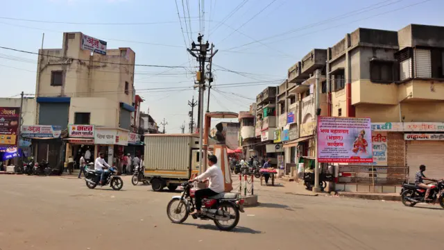 फोटो कॅप्शन : ऐतिहासिक पार्श्वभूमी असलेल्या अमळनेर शहरातील गांधीलपुरा वेश्यावस्ती परिसर