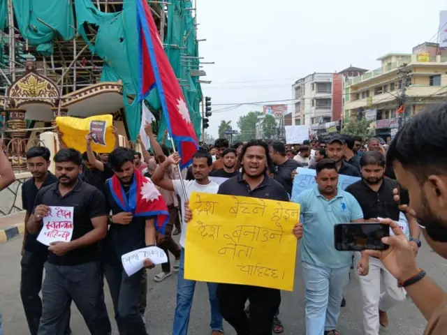 वीरगन्जको घण्टाघर क्षेत्रमा युवाहरूको प्रदर्शन