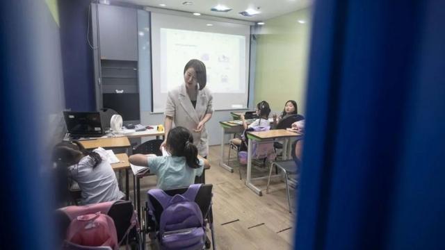 Stella na sala de aula com as crianças