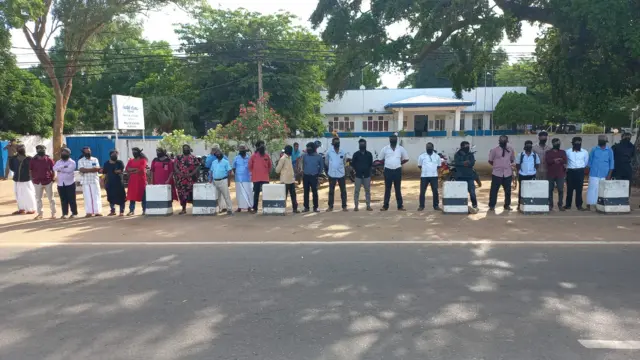 මන්ත්‍රීවරයා කිලිනොච්චිය පොලිසිය වෙත රැගෙන ඒමෙන් අනතුරුව මන්ත්‍රීවරයාගේ ආධාරකරුවෝ කළුපටිවලින් මුඛය වසාගෙන කිලිනොච්චිය පොලිසිය ඉදිරිපිට නිහඬ විරෝධතාවයකද නිරතවූහ.