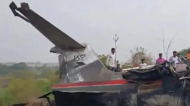 ভেঙ্গে পড়া বিমানটি