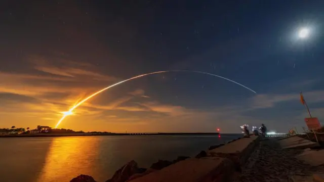 Nasa next-generation Moon rocket, di Space Launch System (SLS) rocket wit di Orion crew capsule, lift off from launch complex 39-B, for Florida, USA, on di unmanned Artemis 1 mission to di moon -16 November 2022.