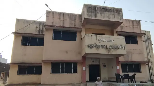 હિરણ નદી તાલાળામાંથી પસાર થાય છે અને તાલાળા નગરપાલિકા દ્વારા છે છેલ્લા 4 વર્ષથી પાઈપલાઈન દ્વારા કેમિકલયુક્ત ગંદુ પાણી આ નદીમાં છોડવામાં આવે છે