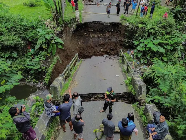 Foto kondisi jembatan putus akibat banjir.