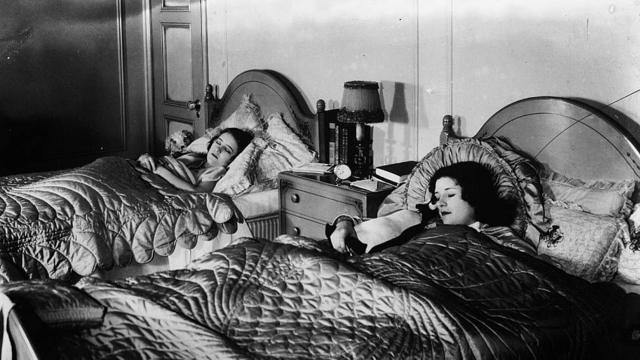 Dos mujeres durmiendo en camas separadas