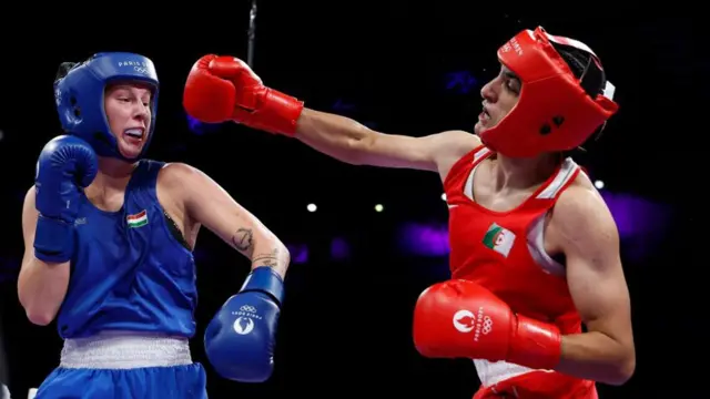 ボクシング女子66キロ級の準々決勝で戦うハンガリーのハモリ選手(左)とアルジェリアのケリフ選手(3日、パリ)