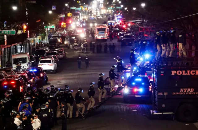 कोलंबिया यूनिवर्सिटी में पुलिस दाखिल होते हुए