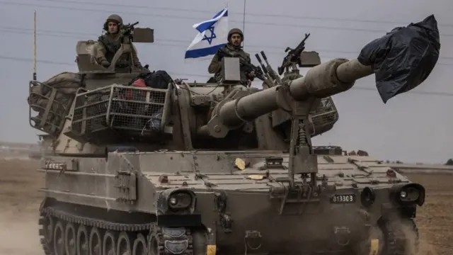 Soldados israelenseszebet depot minimumum tanque se movem perto da fronteirazebet depot minimumGaza enquanto o exército israelense posiciona veículos militares ao redor da Faixazebet depot minimumGazazebet depot minimumSderot, Israel,zebet depot minimum9zebet depot minimumoutubrozebet depot minimum2023.