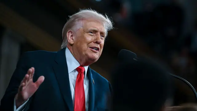 Trump fazendo um discurso