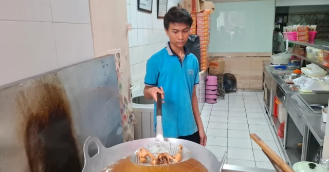 ayam goreng widuran, ayam kremes, non-halal