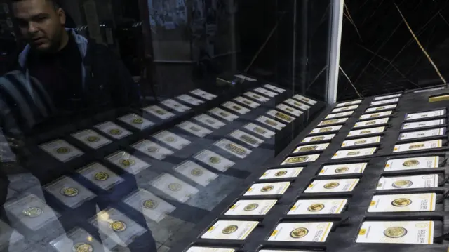 سبائك وعملات الذهب في متجر للذهب في القاهرة