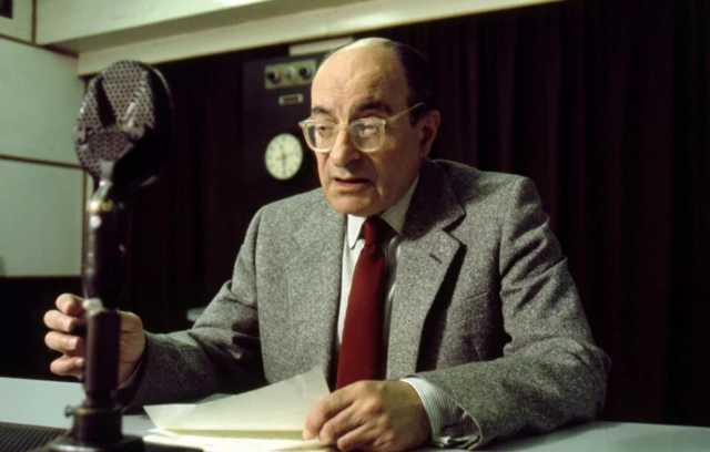 Анатолий Гольдберг у микрофона в студии Би-би-си