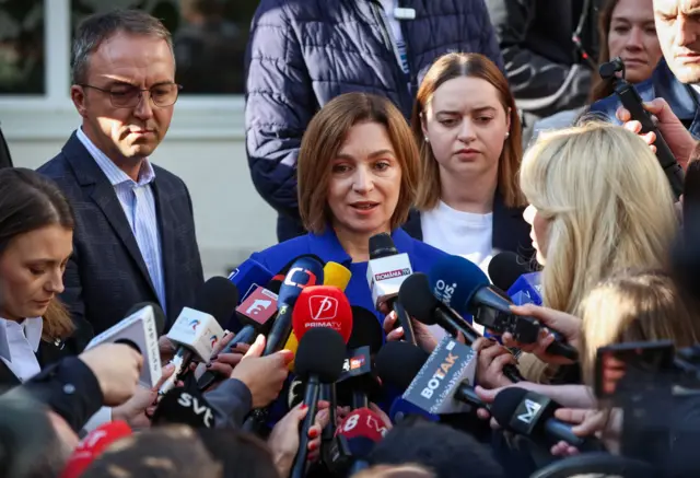 Мая Санду в оточенні мікрофонів журналістів