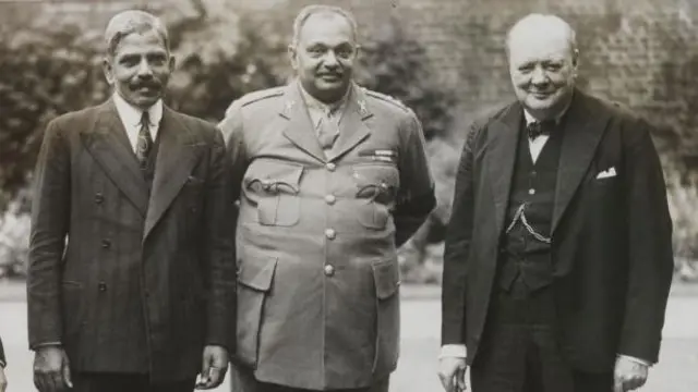 સપ્ટેમ્બર-1942માં બ્રિટનના વડા પ્રધાનના સત્તાવાર નિવાસસ્થાન 10 ડાઉનિંગ સ્ટ્રીટ ખાતે ચર્ચિલ (જમણે) તથા દિગ્વિજયસિંહ જાડેજા (વચ્ચે)ની તસવીર 